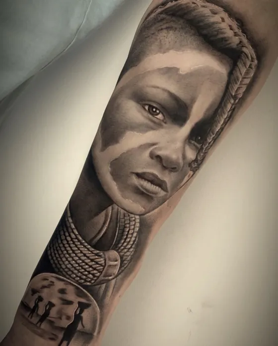 Porträt einer Frau mit Gesichtsbemalung und Halsschmuck als Unterarmtattoo