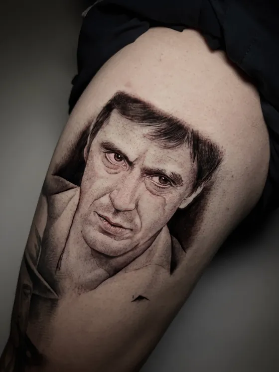 Porträt von Al Pacino mit ernstem Blick als Oberschenkeltattoo