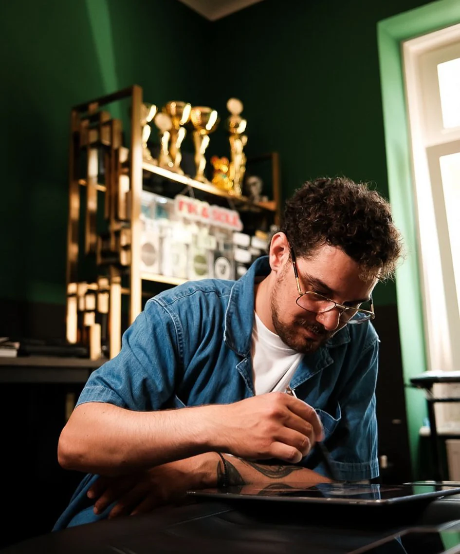 Panos beim Zeichnen eines Tattoo-Entwurfs im Studio