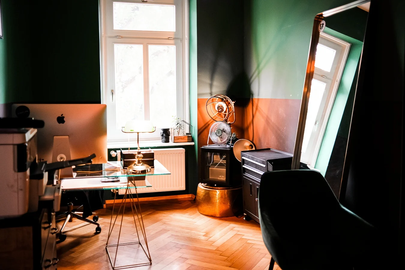 Blick in das drawn.ink Studio mit dunklen Wänden, warmem Licht und Tattoo-Arbeitsplatz