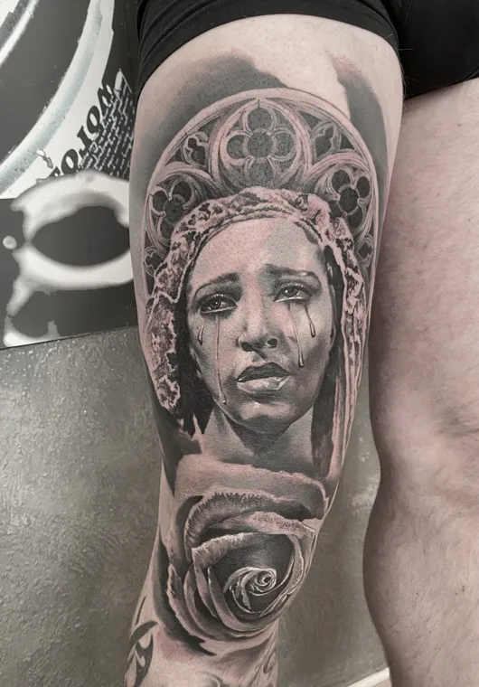 Detailreiches Medusa-Porträt als Black-and-Grey-Tattoo am Arm