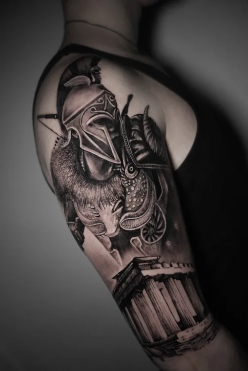 Realistische Eule als großflächiges Tattoo auf dem Oberarm