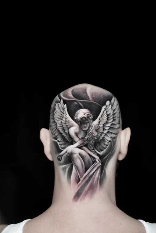 Klassische Skulptur als fein schattiertes Rückentattoo