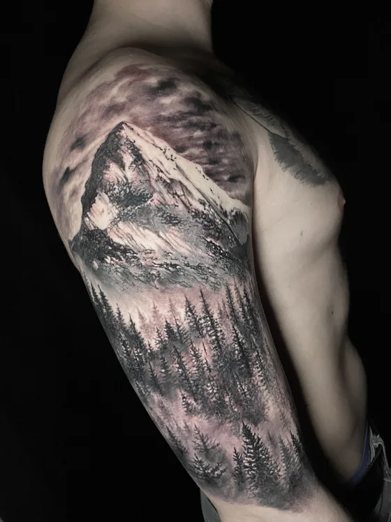 Realistisches Wolf-Tattoo auf einer Schulter