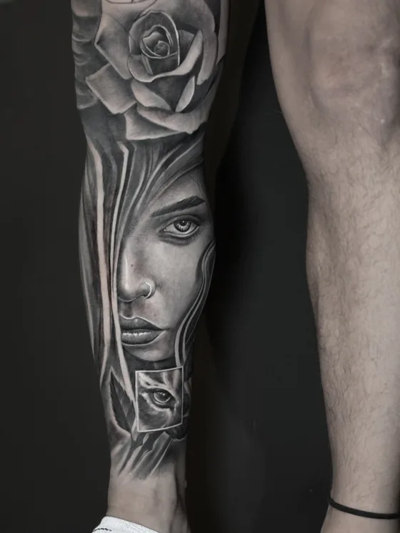 Fein schattiertes Gesicht als langes Unterarmtattoo