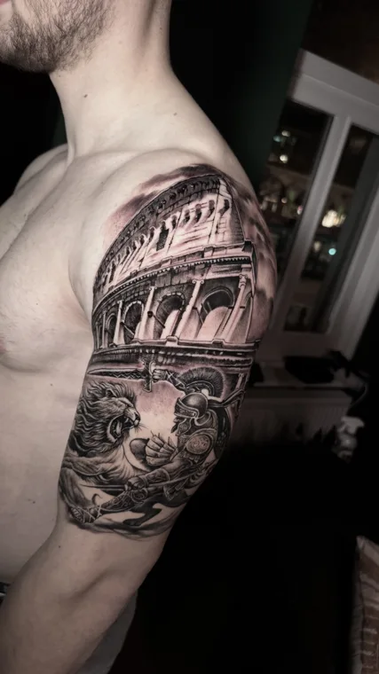 Realistisches Automotiv als großflächiges Oberarmtattoo